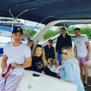 Clientes em passeio de lancha com a Thiago Lanchas
