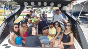 Clientes em passeio de lancha com a Thiago Lanchas