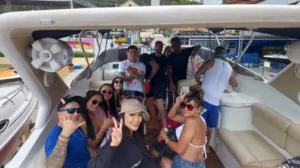 Clientes em passeio de lancha com a Thiago Lanchas