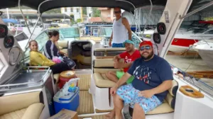 Clientes em passeio de lancha com a Thiago Lanchas