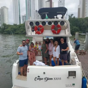 Clientes em passeio de lancha com a Thiago Lanchas