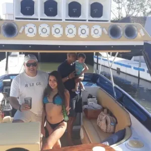 Clientes em passeio de lancha com a Thiago Lanchas