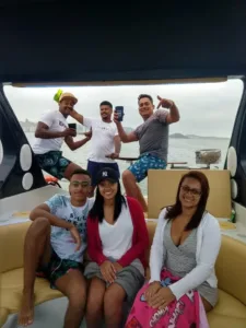Clientes em passeio de lancha com a Thiago Lanchas