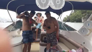Clientes em passeio de lancha com a Thiago Lanchas