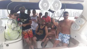 Clientes em passeio de lancha com a Thiago Lanchas