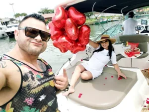Clientes em passeio de lancha com a Thiago Lanchas
