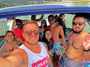 Clientes em passeio de lancha com a Thiago Lanchas