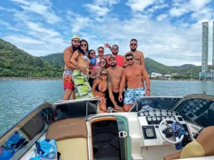 Clientes em passeio de lancha com a Thiago Lanchas