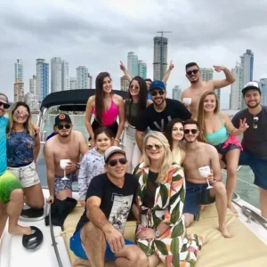Clientes em passeio de lancha com a Thiago Lanchas