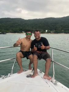 Clientes em passeio de lancha com a Thiago Lanchas