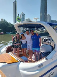 Clientes em passeio de lancha com a Thiago Lanchas