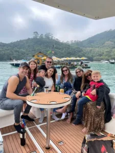 Clientes em passeio de lancha com a Thiago Lanchas