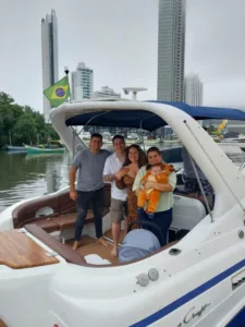 Clientes em passeio de lancha com a Thiago Lanchas