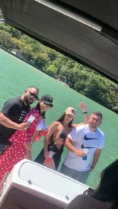 Clientes em passeio de lancha com a Thiago Lanchas