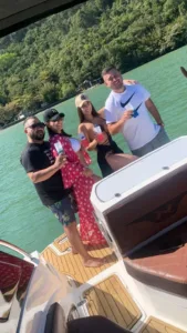Clientes em passeio de lancha com a Thiago Lanchas