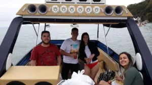 Clientes em passeio de lancha com a Thiago Lanchas