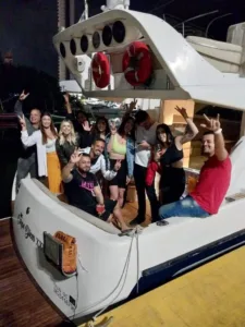 Clientes em passeio de lancha com a Thiago Lanchas