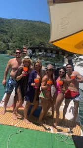Clientes em passeio de lancha com a Thiago Lanchas