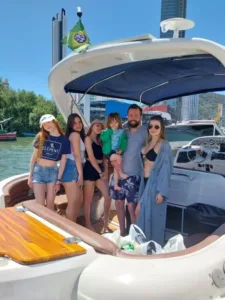 Clientes em passeio de lancha com a Thiago Lanchas