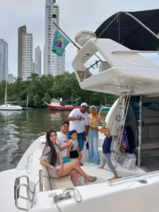 Clientes em passeio de lancha com a Thiago Lanchas