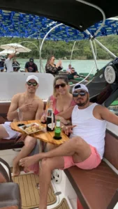 Clientes em passeio de lancha com a Thiago Lanchas