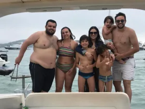 Clientes em passeio de lancha com a Thiago Lanchas