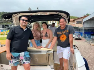 Clientes em passeio de lancha com a Thiago Lanchas