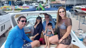 Clientes em passeio de lancha com a Thiago Lanchas