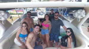 Clientes em passeio de lancha com a Thiago Lanchas